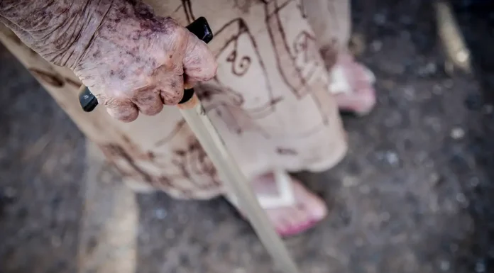 Ortopedistas alertam para risco de queda de idosos; saiba como evitar