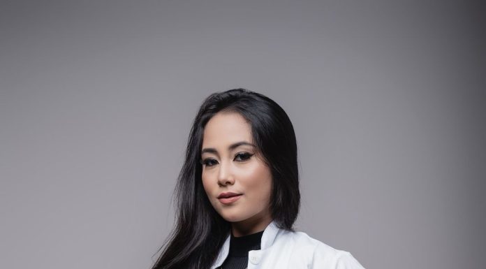 Lara Yassuko Nakamura aterrissa na China. Integra a primeira expedição de pesquisa na Universidade de HubeI.