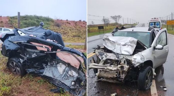 Trânsito: Carro se parte ao meio após colisão na SP-294 em Pompeia (SP); motoristas foram levados ao hospital