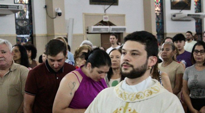 A primeira eucaristia dos catequizandos adultos na paróquia Santo Antônio de Junqueirópolis.Veja imagens