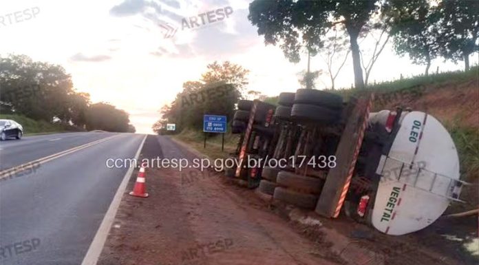 Trânsito: Carreta tomba e causa vazamento de óleo vegetal na SP-294