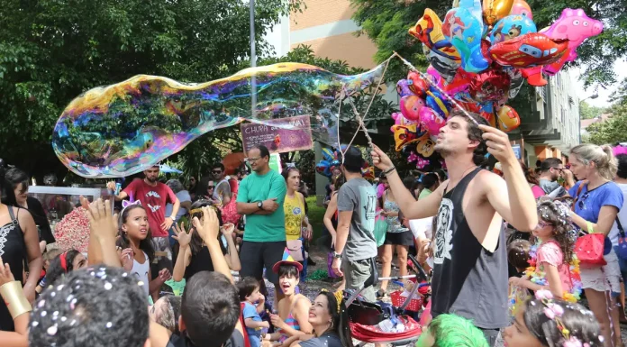 Carnaval: pais não devem postar imagens de crianças, diz pesquisador