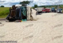 Trânsito: Carreta carregada de arroz tomba após ultrapassagem em rodovia