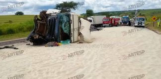 Trânsito: Carreta carregada de arroz tomba após ultrapassagem em rodovia