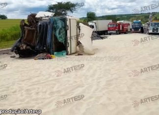 Trânsito: Carreta carregada de arroz tomba após ultrapassagem em rodovia