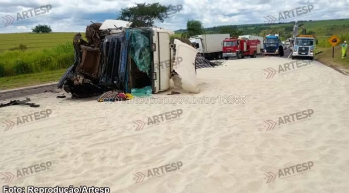 Trânsito: Carreta carregada de arroz tomba após ultrapassagem em rodovia
