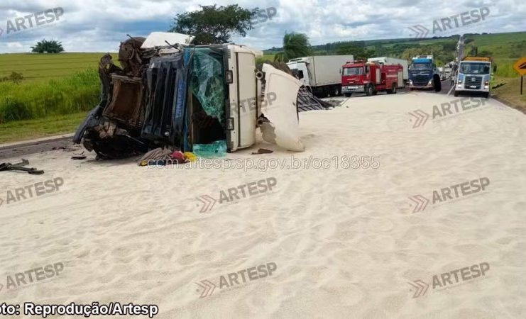 Trânsito: Carreta carregada de arroz tomba após ultrapassagem em rodovia