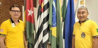 Lions Clube de Dracena presta homenagem aos ex-governadores do distrito L.C.8, José Carlos Lourencetti e Sérgio Chiyoda.