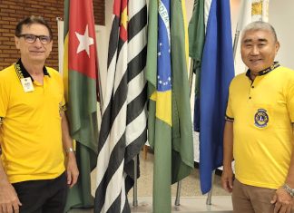 Lions Clube de Dracena presta homenagem aos ex-governadores do distrito L.C.8, José Carlos Lourencetti e Sérgio Chiyoda.