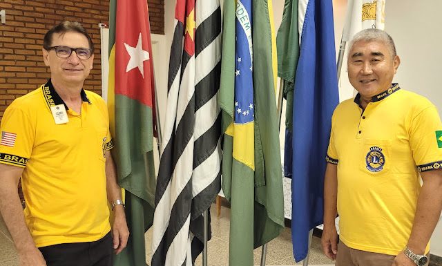 Lions Clube de Dracena presta homenagem aos ex-governadores do distrito L.C.8, José Carlos Lourencetti e Sérgio Chiyoda.