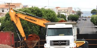 Emdaep-Dracena: Serviços em emissário de esgoto são retomados na Avenida Rui Barsosa, rua da feira.