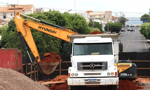 Emdaep-Dracena: Serviços em emissário de esgoto são retomados na Avenida Rui Barsosa, rua da feira.