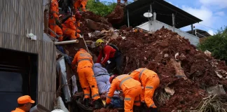 Chuva mata 55 pessoas e mobiliza oito frentes de resgate em Minas