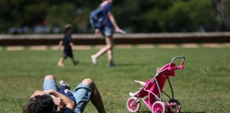 Licença-paternidade de até 20 dias é aprovada no Senado