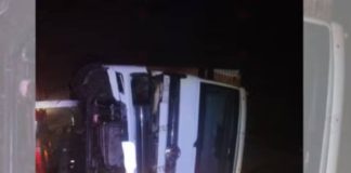 Trânsito: Caminhão aquaplana, tomba e atinge carro na Rodovia Comandante João Ribeiro de Barros