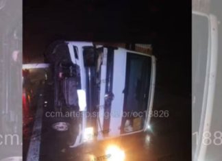 Trânsito: Caminhão aquaplana, tomba e atinge carro na Rodovia Comandante João Ribeiro de Barros