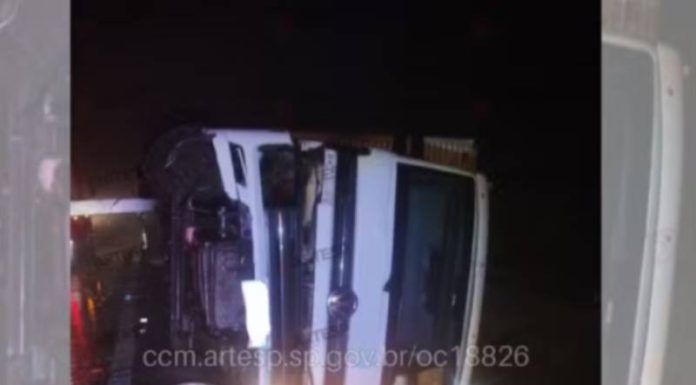 Trânsito: Caminhão aquaplana, tomba e atinge carro na Rodovia Comandante João Ribeiro de Barros