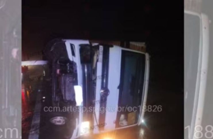 Trânsito: Caminhão aquaplana, tomba e atinge carro na Rodovia Comandante João Ribeiro de Barros