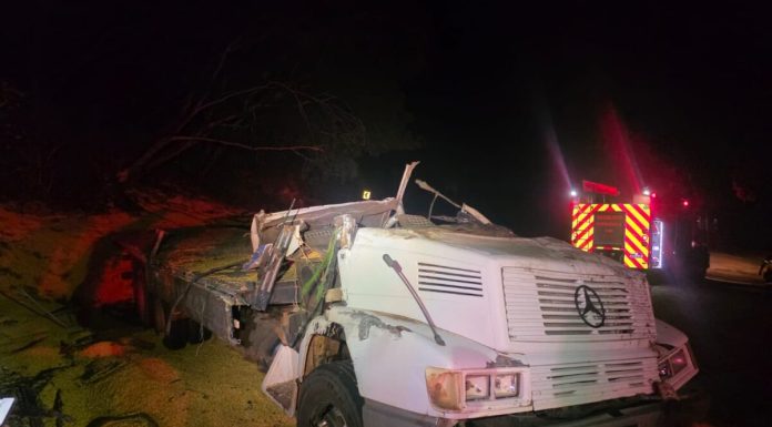 Trânsito: Capotamento de caminhão mata três pessoas