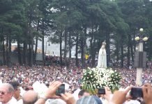 Dia 13 de maio, Dia de Nossa Senhora de Fátima. Rogai por nós que recorremos a vós