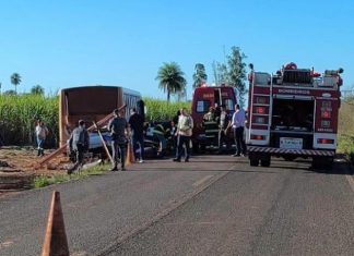 Trânsito: Dois homens morrem em colisão entre carro e ônibus em Pauliceia