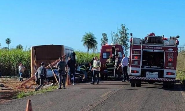 Trânsito: Dois homens morrem em colisão entre carro e ônibus em Pauliceia