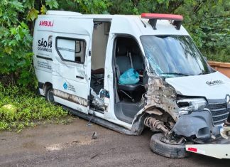 Trânsito:Ambulância da Prefeitura de Adamantina se envolve em acidente Rondon; ocupantes não sofreram ferimentos