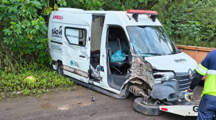 Trânsito:Ambulância da Prefeitura de Adamantina se envolve em acidente Rondon; ocupantes não sofreram ferimentos