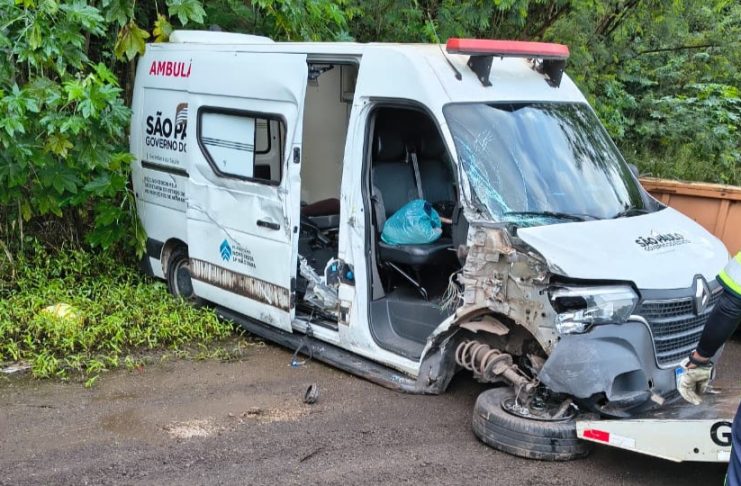 Trânsito:Ambulância da Prefeitura de Adamantina se envolve em acidente Rondon; ocupantes não sofreram ferimentos