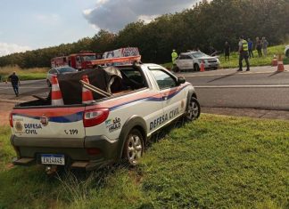Trânsito: Acidente envolvendo carreta e dois carros deixa duas pessoas feridas na SP425
