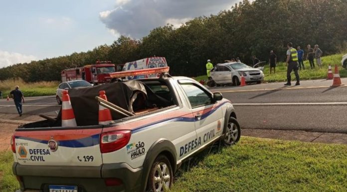 Trânsito: Acidente envolvendo carreta e dois carros deixa duas pessoas feridas na SP425