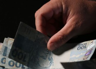 Trabalhadores nascidos em setembro e outubro recebem abono salarial