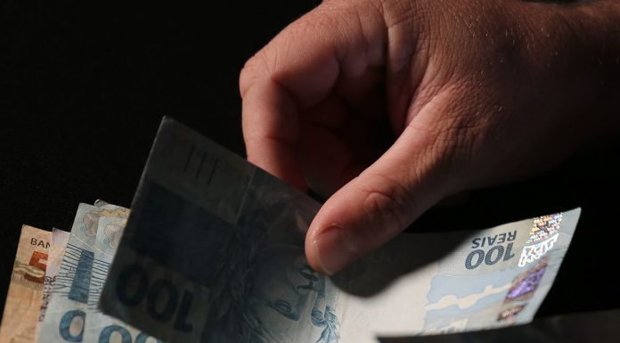 Trabalhadores nascidos em setembro e outubro recebem abono salarial