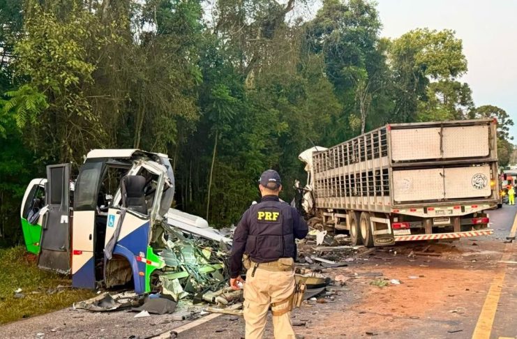 Tragédia: Acidente entre ônibus e caminhão mata 23 pessoas em estrada no Paraná